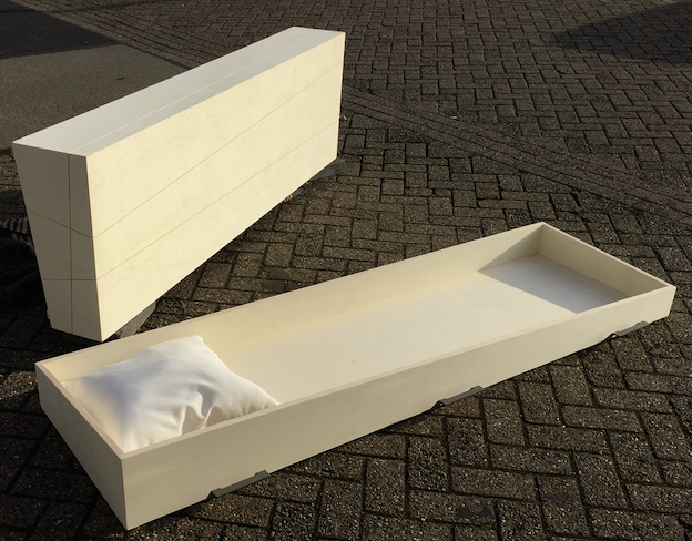 Populieren baar met een asymmetrisch lijnenspel dat de natuurlijke structuur van het hout en het eigentijdse ontwerp versterkt.